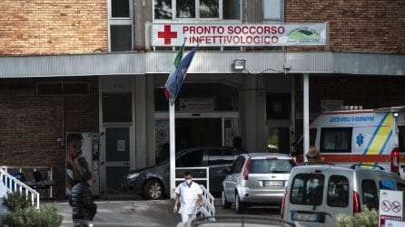 Napoli, nuova fila di automobili davanti all'ospedale Cotugno