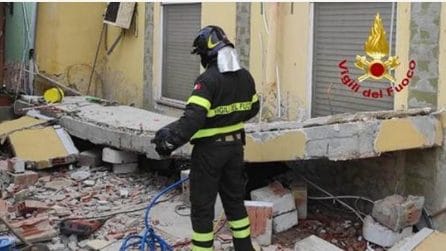 Cagliari, due operai travolti dal crollo di un balcone: uno è morto e l'altro è ferito