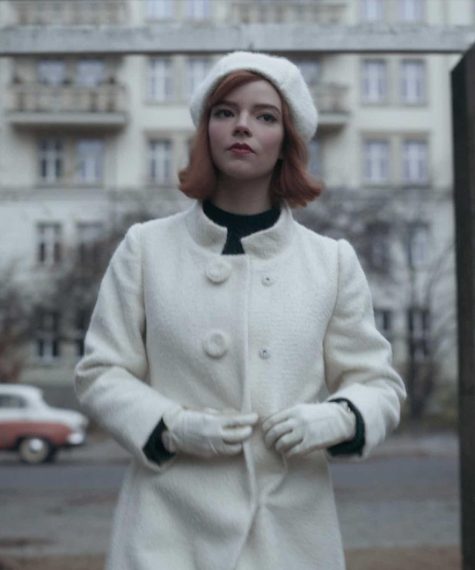 Look dell'episodio conclusivo della serie. Questa combinazione di giacca e cappello è stata intenzionalmente assemblata per imitare il profilo della Regina Bianca negli scacchi.