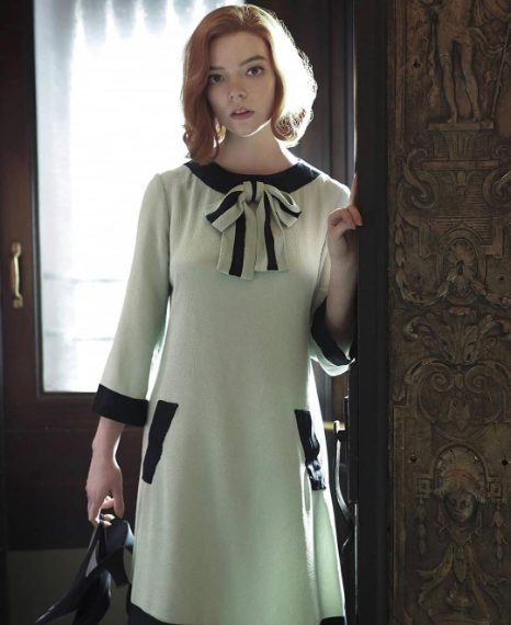 Bellissimo abito verde chiaro con fiocco applicato sul colletto, indossato dalla protagonista in una delle sue partite più importanti.