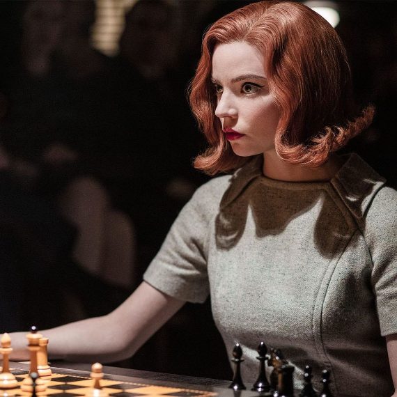 Torna il verde chiaro su questo abito con colletto dalla linea semplice e manica corta.