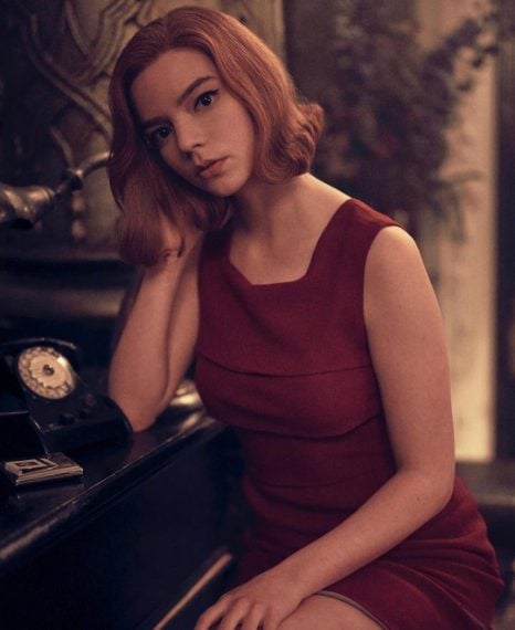 Look chic e "parigino", indossato in un bar parigino di lusso: è la versione di Beth più mondana.