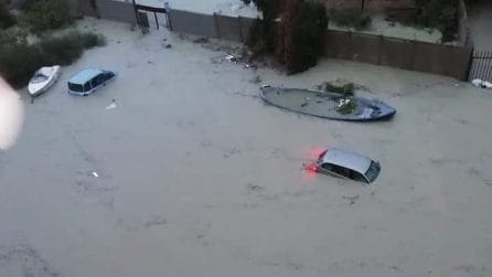 Crotone, violenta alluvione nella notte: auto sommerse