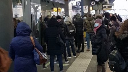"Affollati e al freddo": protestano i pendolari Trenord della linea Milano-Gallarate