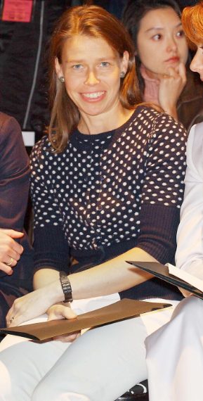 Lady Sarah assiste a una sfilata dello stilista Jasper Conran con una maglia blu a pois e pantaloni bianchi