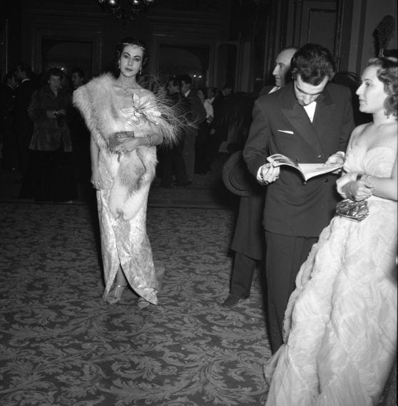 L'elegante pubblico nel foyer del Teatro alla Scala