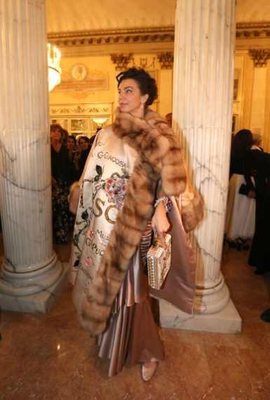 Elena Shmargunenko in un abito Dolce&Gabbana che omaggia Puccini