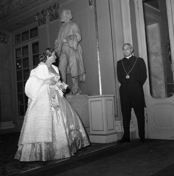 Elsa Sebastiani nei corridoi del Teatro Alla Scala con un ampio abito da sera e una pelliccia bianca