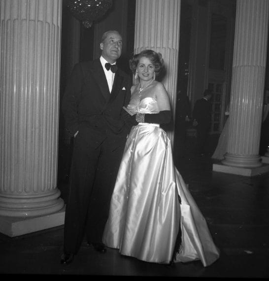 L'abito bustier, i gioielli sfarzosi e i guanti neri: Enrica Invernizzi con il marchese Lalatta ed davanti alle colonne del foyer