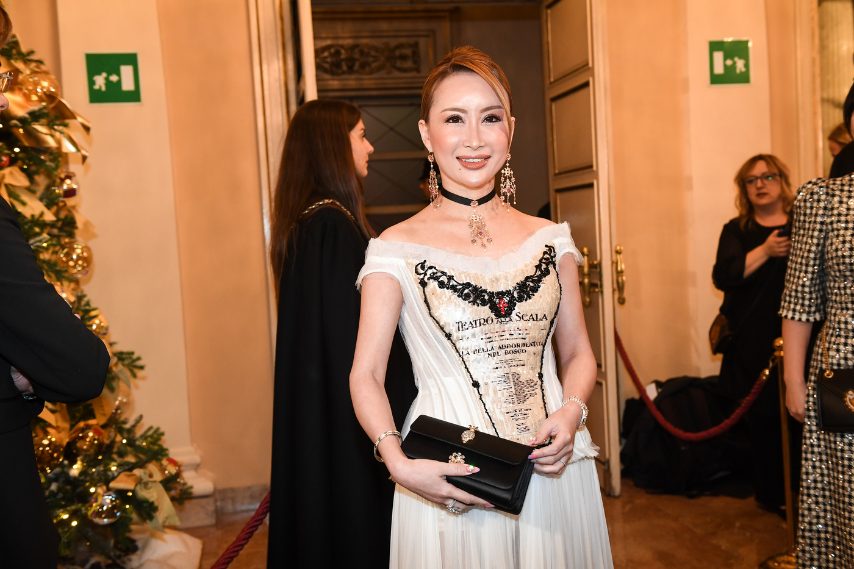 Una modella di Dolce&Gabbana nel foyer con l'abito ispirato alle locandine
