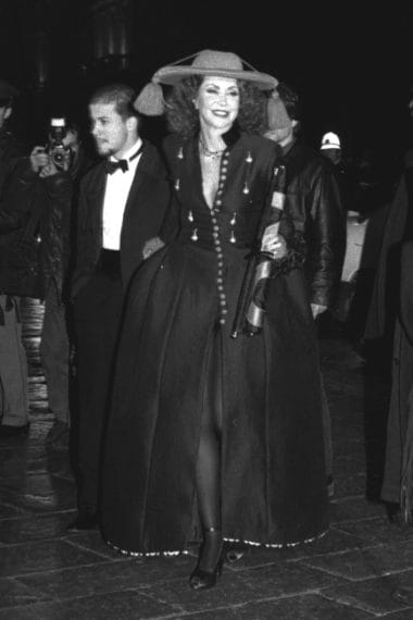 Marina Ripa di Meana sfoggia un abito con spacco frontale e cappello a tesa larga