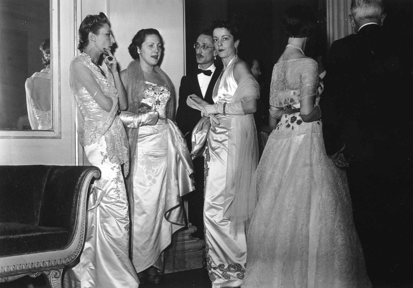 L'eleganza degli anni Cinquanta nel foyer: immancabili le stole e i guanti per le signore