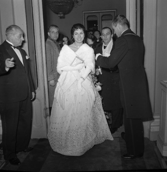 L'attrice Silvana Pampanini fa il suo ingresso in teatro con una stola di pelliccia