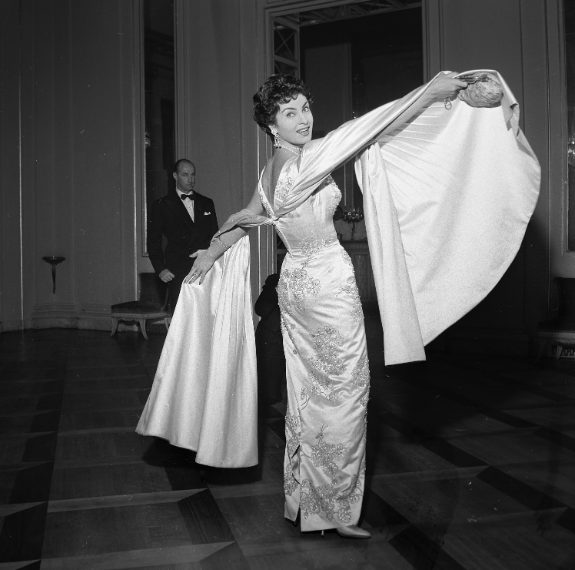 L'attrice Silvana Pampanini posa per i fotografi nel foyer