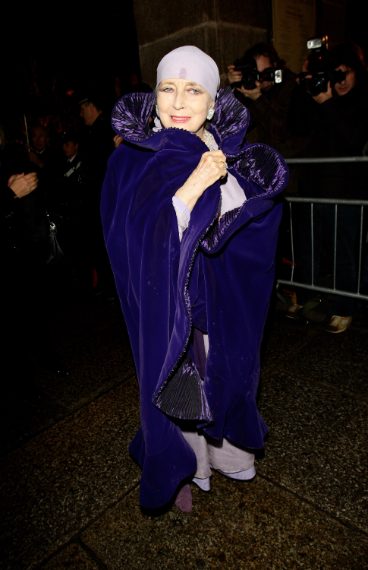 L'attrice Valentina Cortese, ospite fissa della Scala, con una cappa viola e foulard lilla sul capo