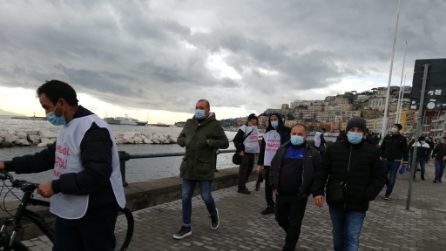 Corteo degli operai Whirlpool sul Lungomare: "Napoli non molla"