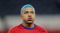 Nuovo look per Mbappè: la testa azzurra del francese fa il giro del mondo