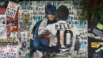 Il bacio di Pelè ai più grandi, per festeggiare gli 80 anni del grande campione brasiliano