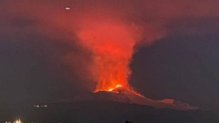 Etna, spettacolare eruzione con fontane di lava