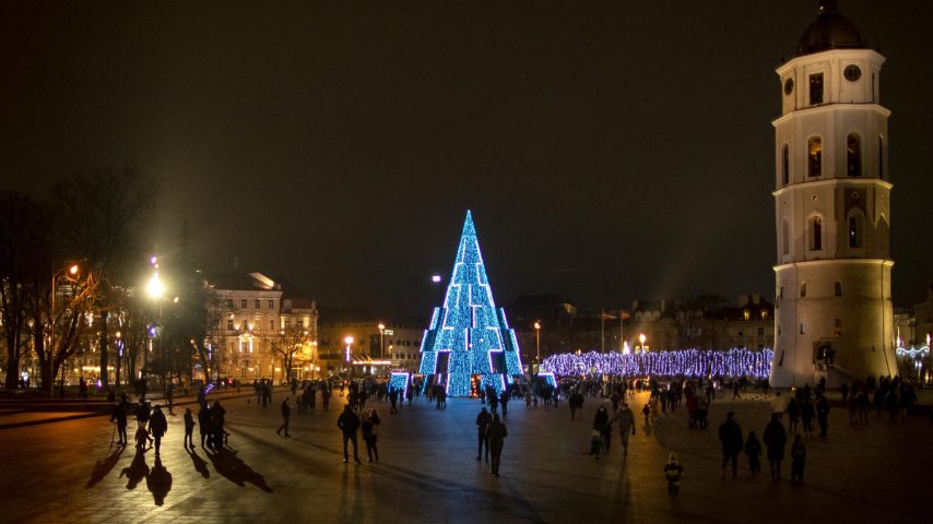 L' insolito albero di Natale high-tech, installato nel centro di Vilnius, è stato nominato "Albero di Natale più bello d'Europa 2020" dall'organizzazione turistica European Best Destinations (EBD): "L'albero di Natale di Vilnius sembra un'immagine surrealista: una moderna composizione alta 24 metri circondata da 6.000 rami vivi e profumati decorati con quasi quattro chilometri di luci natalizie che cambiano colore, 800 ornamenti d'argento e 150 metri quadrati di specchi brillanti.