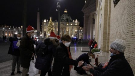 Piazza San Pietro, vigilia di Natale: I volontari della Comunità di Sant'Egidio distribuiscono cibo