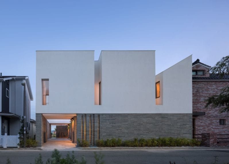 "Abbiamo completato un senso di stabilità privata disponendo lo spazio e le pareti della struttura attorno al cortile, creando varie aperture con finestre. Le crepe mantengono connessioni visive indirette con l'esterno ma mantengono la privacy. La luce controllata attraverso le fessure crea cambiamenti delicati e drammatici alla luce in base al tempo. La luce nella casa fa sì che gli abitanti si confrontino con la natura", Architect-K.