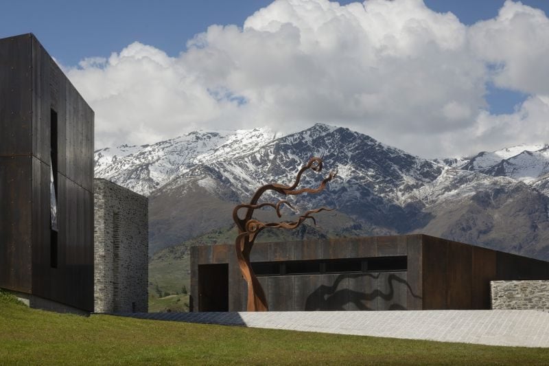 Situata in un bacino alpino nelle Alpi della Nuova Zelanda, la Arrowtown House sorge dal paesaggio. La casa è concepita come una serie di padiglioni che, come le forme di roccia o resti di miniere d'oro arrugginite, contesto della zona. Incastonati nel terreno, seguono i contorni del terreno piuttosto che modificarli. La casa è "della terra" piuttosto che "della terra". Gli spazi sono orientati verso la vista sulle montagne e sono organizzati attorno a un cortile d'ingresso. Si accede alla casa