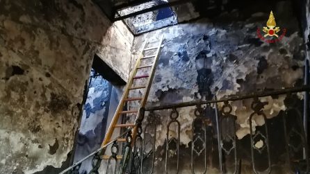 Le fiamme distruggono l'hotel Pavia vicino Termini: l'intervento dei vigili del fuoco