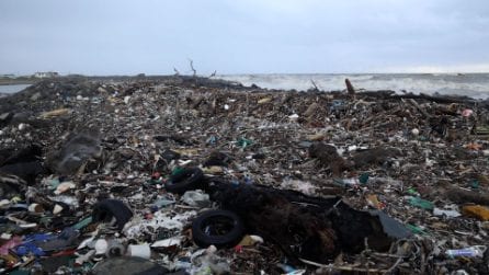 Maltempo, distesa di rifiuti vicino alla foce del Tevere a Fiumicino