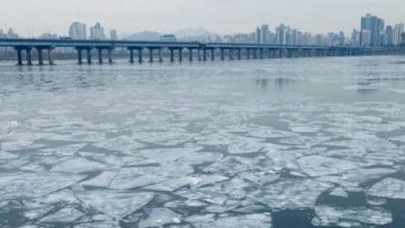 Corea del Sud, il fiume che attraversa Seoul si ghiaccia per il gelo