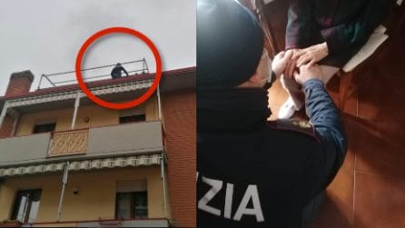 Donna vuole lanciarsi dal terrazzo, poliziotti le parlano e la abbracciano salvandole la vita