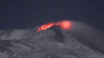 Etna, bagliori nell'oscurità: la spettacolare attività eruttiva serale