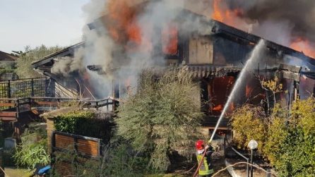 Le fiamme distruggono una villa a Casal Paolocco: le operazioni dei vigili del fuoco