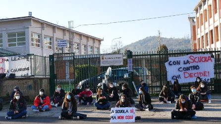 La protesta degli studenti dell'istituto superiore Pitagora di Pozzuoli