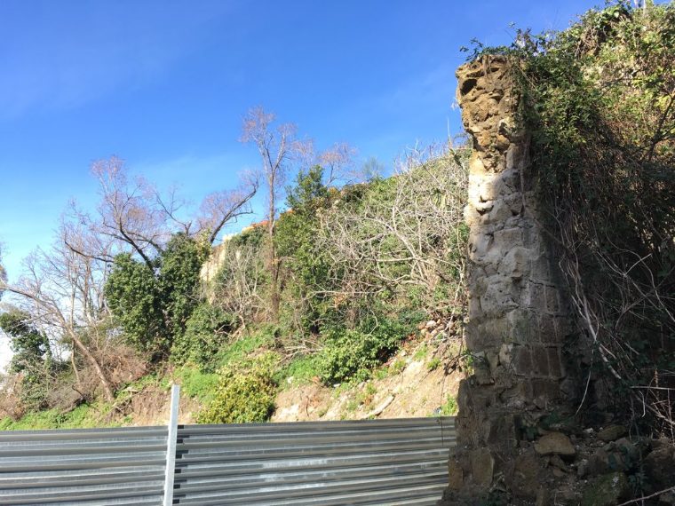 Il Cimitero dei Colerosi a Napoli devastato da lavori abusivi