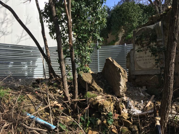 Il Cimitero dei Colerosi a Napoli devastato da lavori abusivi
