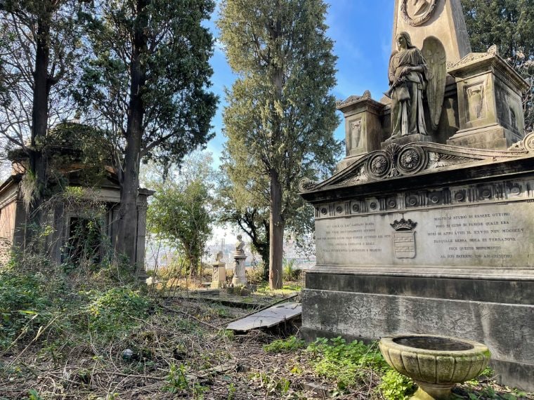 Il Cimitero dei Colerosi a Napoli devastato da lavori abusivi