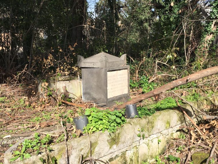 Il Cimitero dei Colerosi a Napoli devastato da lavori abusivi