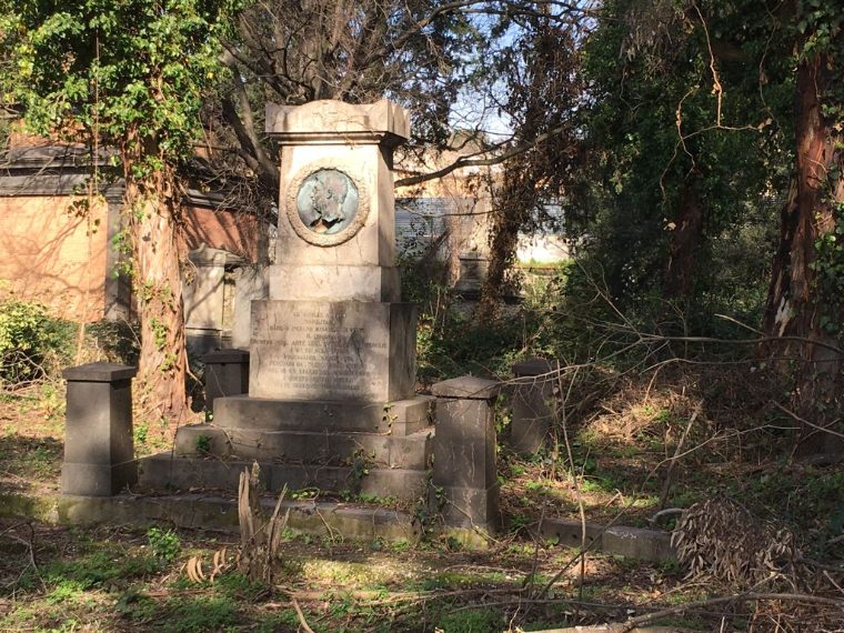 Il Cimitero dei Colerosi a Napoli devastato da lavori abusivi