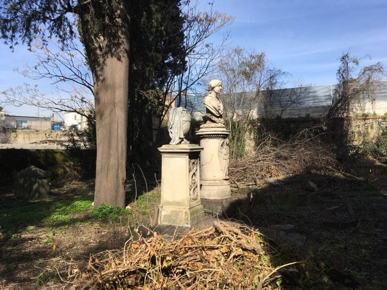 Il Cimitero dei Colerosi a Napoli devastato da lavori abusivi