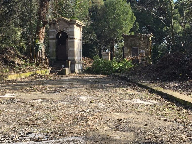 Il Cimitero dei Colerosi a Napoli devastato da lavori abusivi