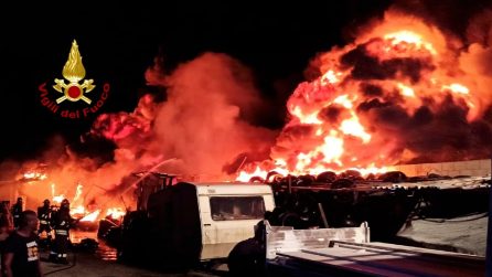 A fuoco deposito di gomme: fiamme alte 20 metri minacciano case e auto