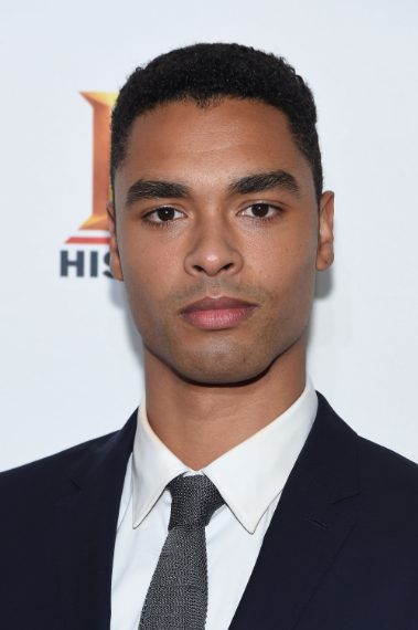 Con la camicia bianca e la cravatta