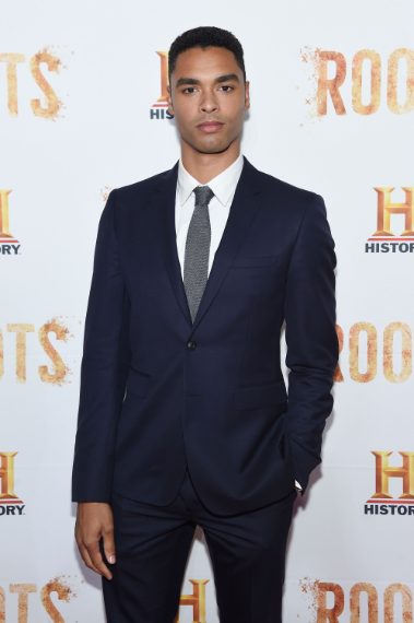 In un completo blu con cravatta grigia