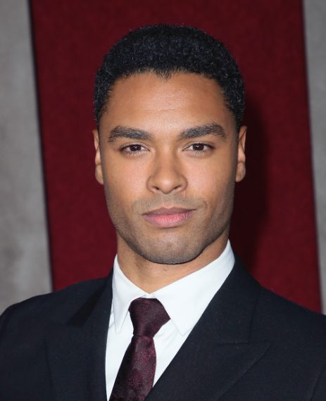 Completo scuro e cravatta bordeaux