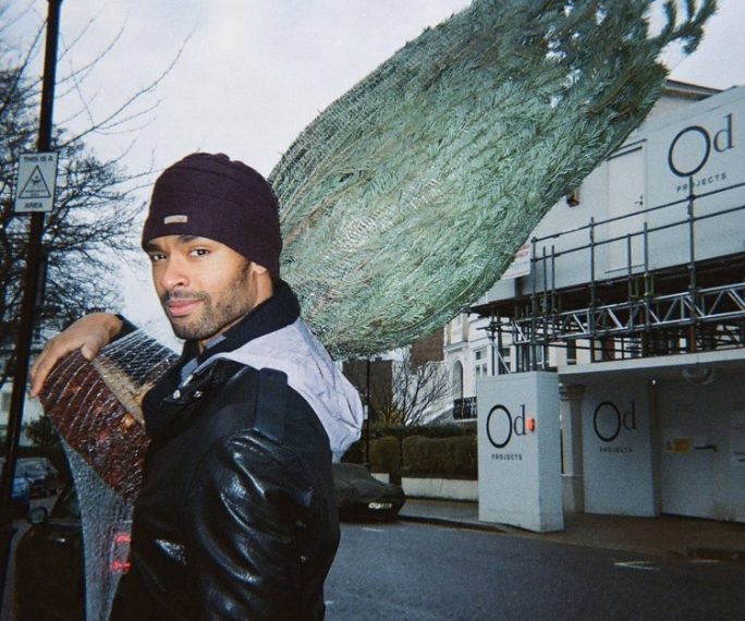 Giubotto di pelle nero e felpa con il cappuccio