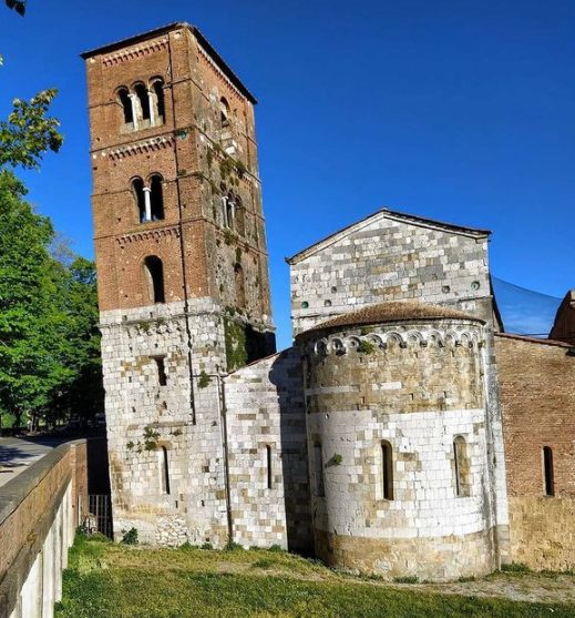 LA seconda è addirittura più inclinata della famosa torre di piazza Duomo