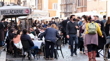 Roma, folla e assembramenti nella zona dei ristoranti di Portico d'Ottavia