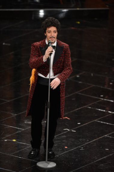 In frac colorato e slippers di velluto