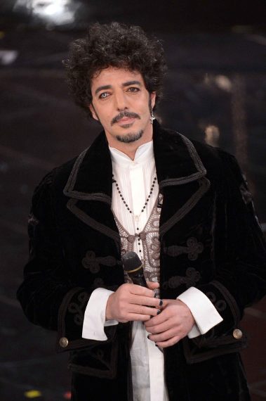 La trasformazione sul palco: occhi di colori diversi, giacca in velluto e smalto sulle unghie